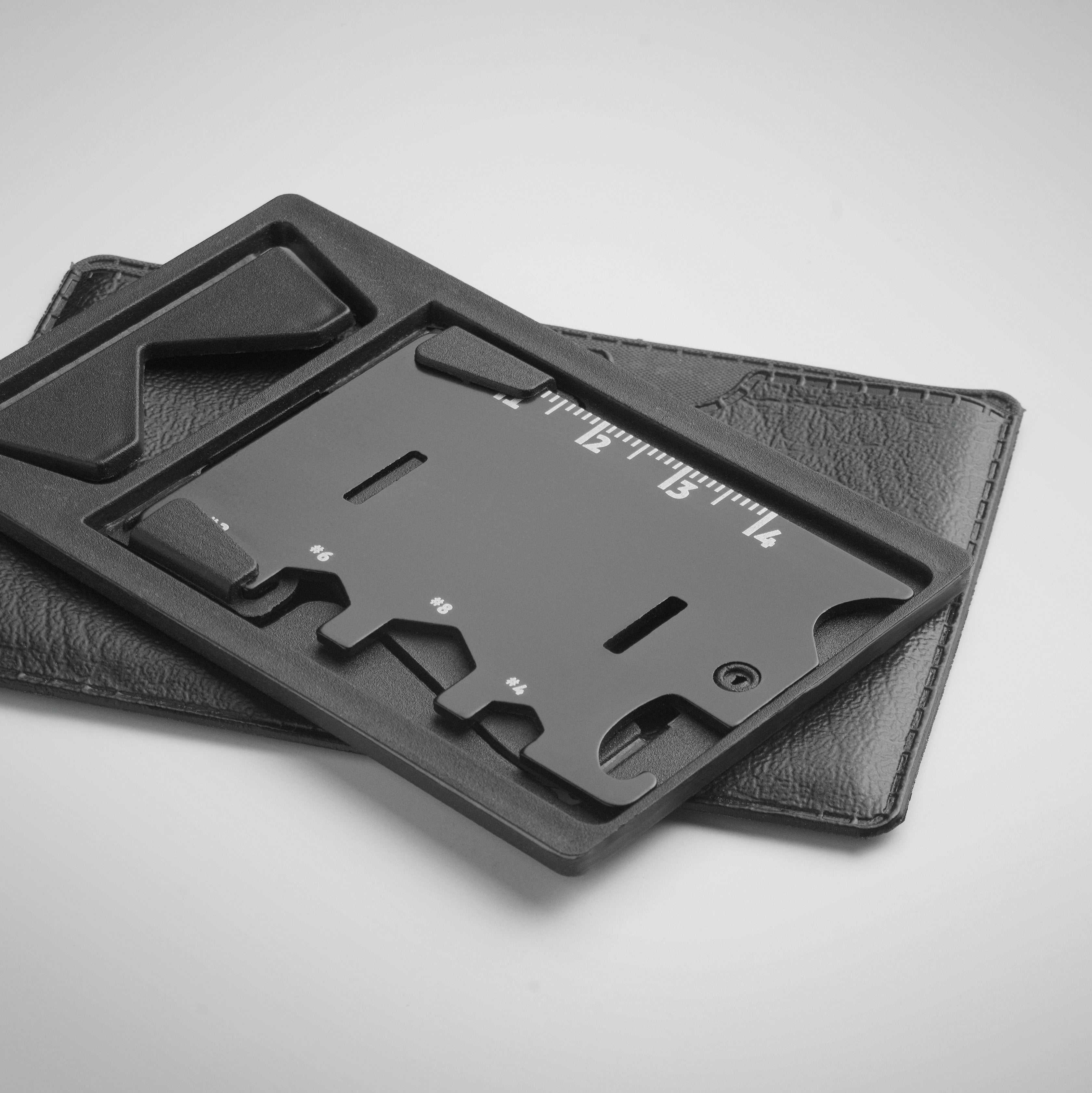 Multitool de buzunar cu suport