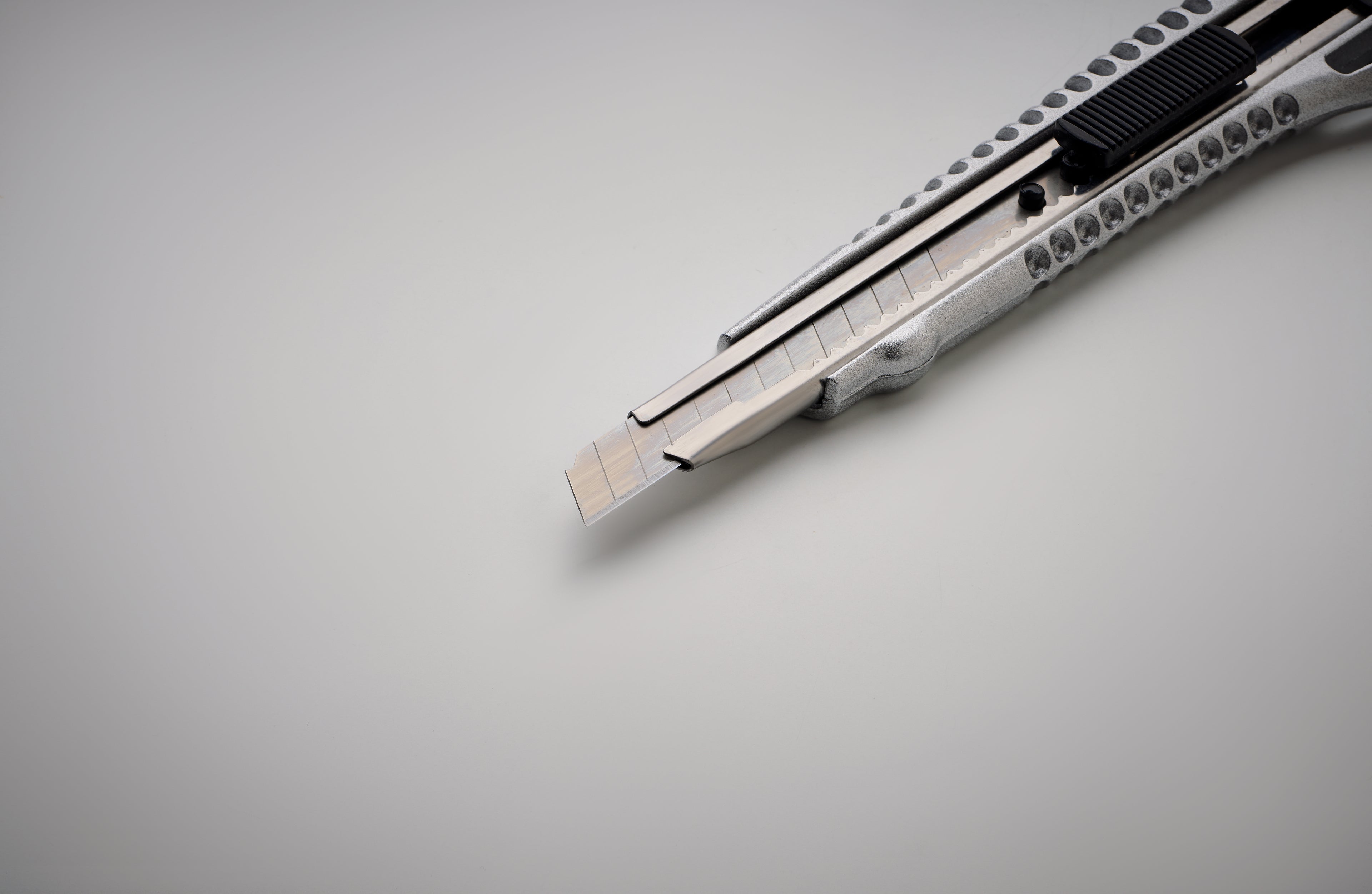 Cuțit retractabil din aluminiu